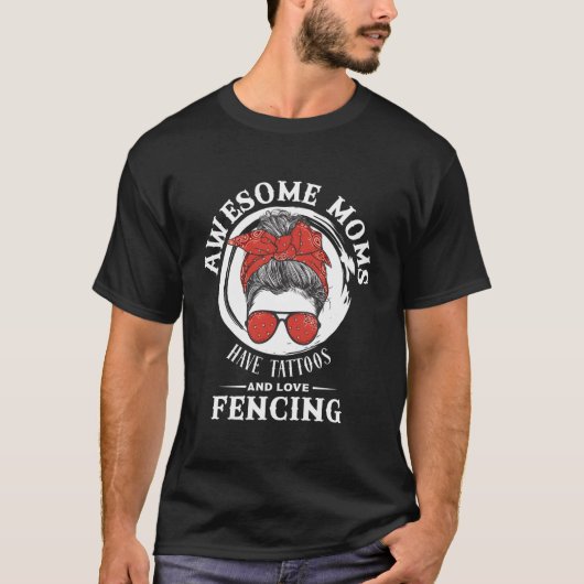 タトゥーとフェンシングを愛する素晴らしいママ Tシャツ (正面)
