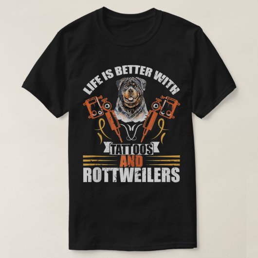 タトゥーとロットワイラーの犬のMoで生活が良い Tシャツ (デザイン正面)