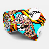 タトゥーのネクタイを着たブロンド ネクタイ (ロール)