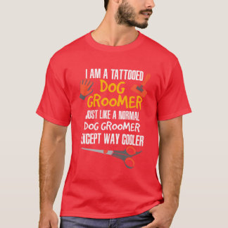 タトゥーの入った犬のトリマー 友達 少年 Tシャツ