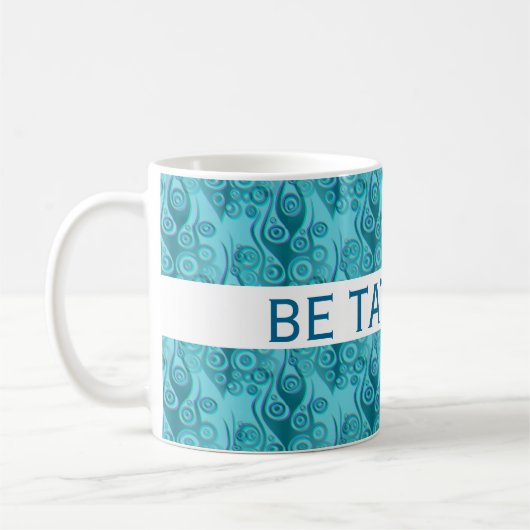 タトゥーの炎と円のパターン+あなたのバックガー。 コーヒーマグカップ (左)