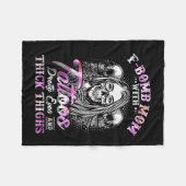 タトゥーの目と厚いかわいらしティグを持つF爆弾ママ フリースブランケット (正面(横))