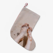 タトゥーを入れた足の選択的なフォーカス撮影 スモールクリスマスストッキング (正面 (吊り時))