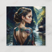 タトゥーを肩に乗せた美しい若い女性。 スクエア名刺 (正面)