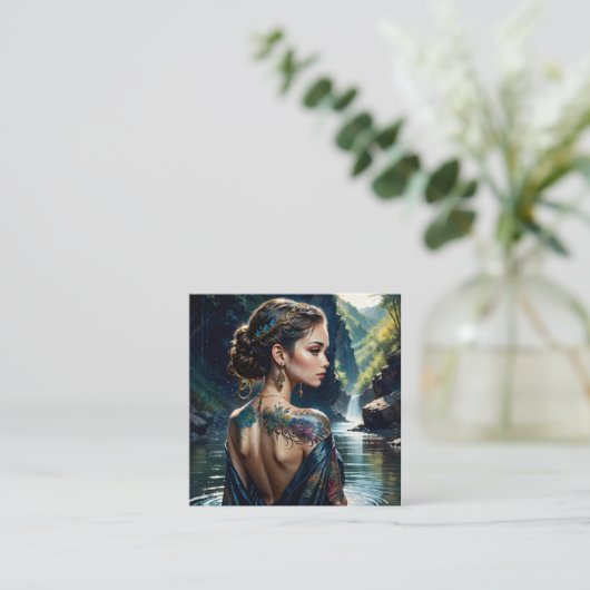 タトゥーを肩に乗せた美しい若い女性。 スクエア名刺 (スタンド正面)