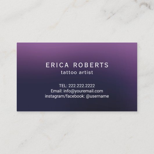 タトゥーアーティストガン&フラワータイポグラフィ深い紫 名刺 (裏面)