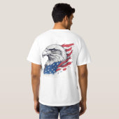 タトゥースタイルの鷲と旗 - 太字のUSAデザイン Tシャツ (裏面フル)