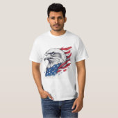 タトゥースタイルの鷲と旗 - 太字のUSAデザイン Tシャツ (正面フル)