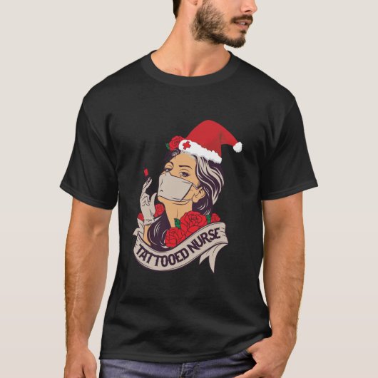タトゥーナースRNクリスマスサンタハットナースプラクティー Tシャツ (正面)
