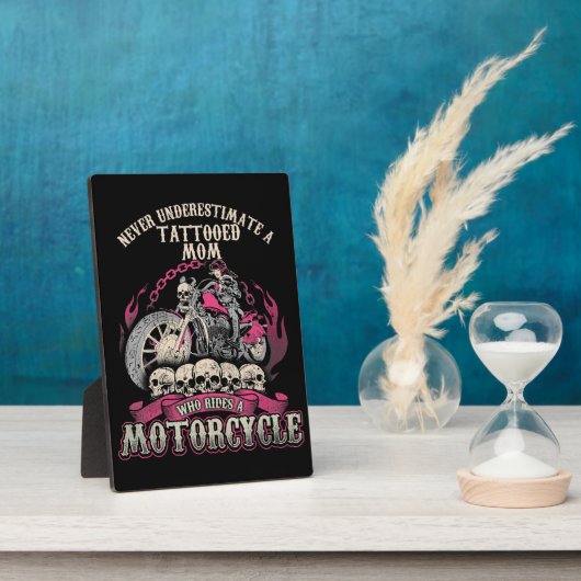 タトゥーママバイクもしくは自転車に乗る人決してバイクを過小評価 フォトプラーク (側面)