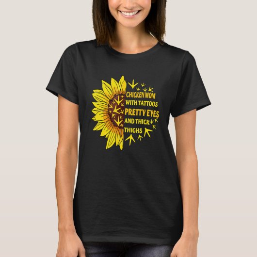 タトゥー入りのチキンママ 可愛い目 太もも Tシャツ (正面)