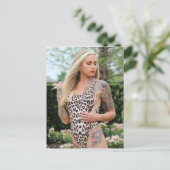 タトゥー入りのビキニモデル写真 ポストカード (スタンド正面)