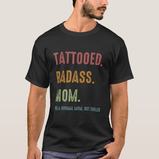 タトゥー入りバドスの母はおもしろい母親のためにプレゼントを入れた Tシャツ (正面)