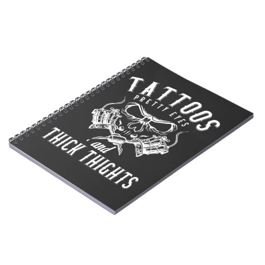 タトゥー愛好家が入ったタトゥーのアーティスト ノートブック (左側)