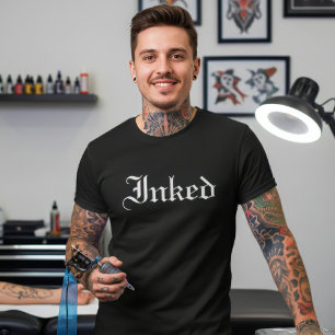 タトゥー愛好家のためのインクゴシックフォント Tシャツ
