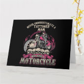 タトゥー·マム·バイクもしくは自転車に乗る人がバイクを過小評価しない カード (黄色い花)