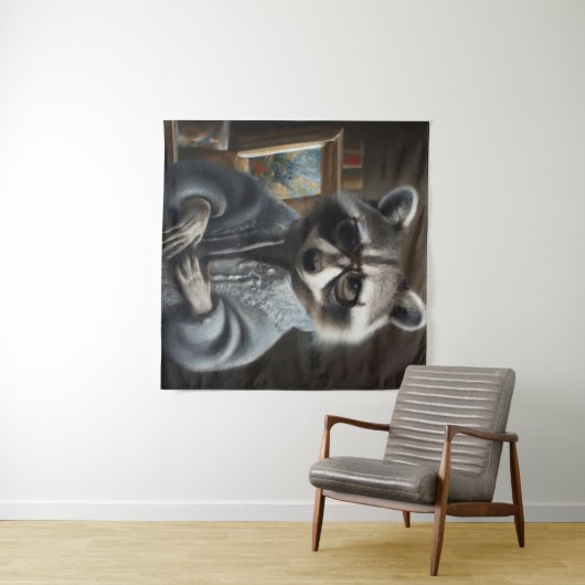 タヌキはトリコットコートと眼鏡ポーを着おもしろいている タペストリー (インサイチュ(横))