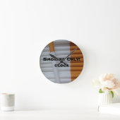 タバコおもしろい喫煙者の背景 ラウンド壁時計 (ホーム)