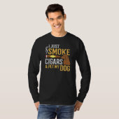 タバコを吸って愛犬おもしろい犬葉巻を吸う人 Tシャツ (正面フル)