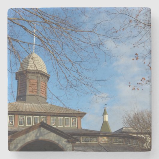 タバナクルと教会の尖塔 – Martha's Vineyard ストーンコースター (正面)