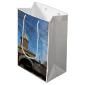 タバナクルと教会の尖塔 – Martha's Vineyard ミディアムペーパーバッグ (正面アングル)