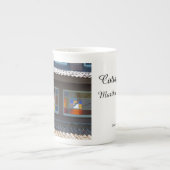 タバナクルステンドグラス – Martha's Vineヤード ボーンチャイナマグカップ (正面)