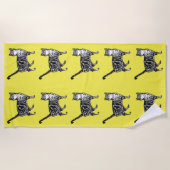 タビーキャットかわいらしかわいい黄色のキッズ猫の水色 ビーチタオル (正面)