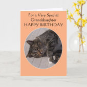 タビーキャットパーソナライズされた孫娘誕生日 カード (黄色い花)