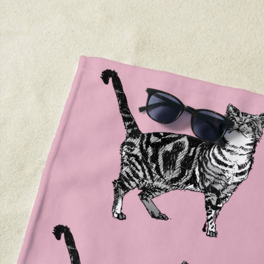 タビー猫かわいいかわいらしピンクの女の子ネコ水色 ビーチタオル (インサイチュ)