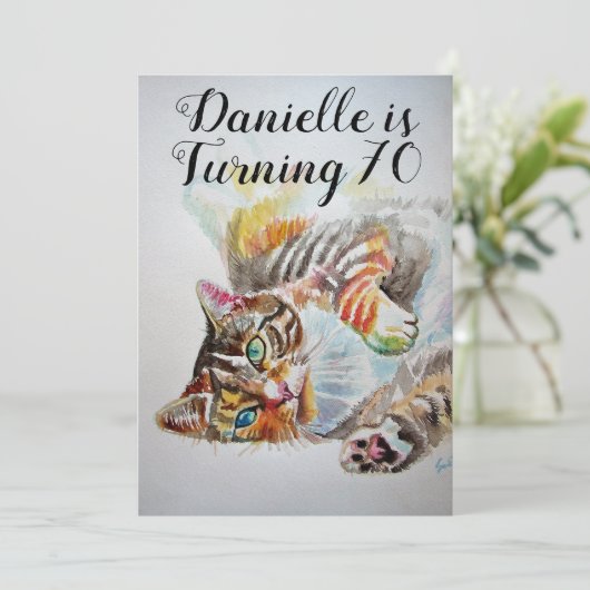 タビー猫の女性の70歳の誕生日招待状 招待状 (スタンド正面)