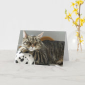 タビー猫の「チル」誕生日カード 誰にでも カード (黄色い花)