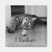 タビー猫ストレッチ、おもちゃマウス、私は耐える マグネット (正面)