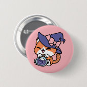 タビー魔女の魔法薬 – かわいいハロウィンの猫デザイン 缶バッジ (正面&裏面)