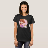 タピオカドリンクを飲む女子高生「ちょっと待って、猫発見!」 Tシャツ (正面フル)