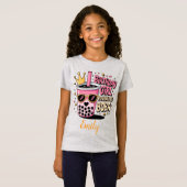 タピオカドリンクパーティーでパワーをもらった誕生日おめでとうの女の子 Tシャツ (正面フル)