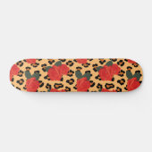 タフな女の子の赤いバラとヒョウのプリント スケートボード (横)