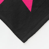 タフな男の衣服ピンクの男の子ががんSをサポート フリースブランケット (角)