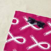 タフガイ衣服ピンクブレストガン認識度 ビーチタオル (インサイチュ)