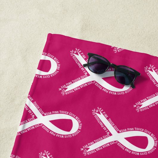 タフガイ衣服ピンクブレストガン認識度 ビーチタオル (インサイチュ)