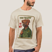 タフドッグの態度 - ビンテージミリタリーアニマルアート Tシャツ (正面)