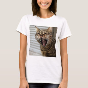 タブビーキャットヨーイング芸術的ポートレート Tシャツ