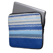 タブレットケース – クロシェストライプトの青い文字 ラップトップスリーブ (正面左)