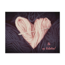 タペストリーの針の郵便はがきとのかわいいピンクのウールのハート