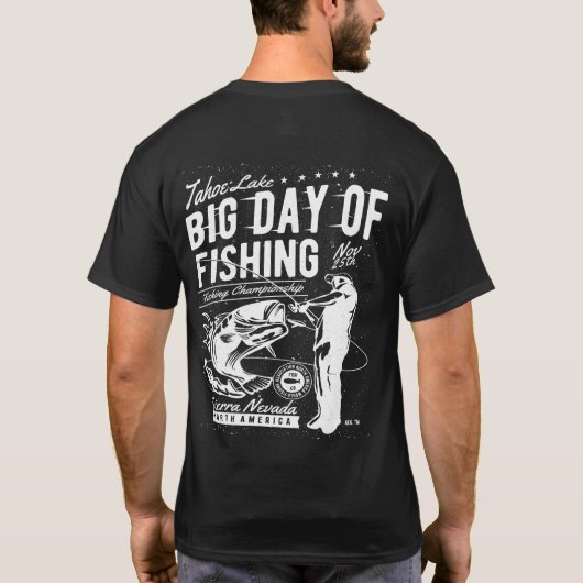 タホ湖で釣りをする一日 Tシャツ (裏面)