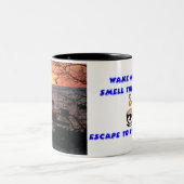 タマリンドに燃えるコスタリカの夕日 ツートーンマグカップ (中央)