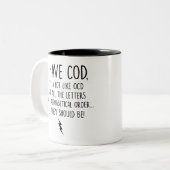 タラはタラに似ているけど全部文字だ ツートーンマグカップ (正面左)