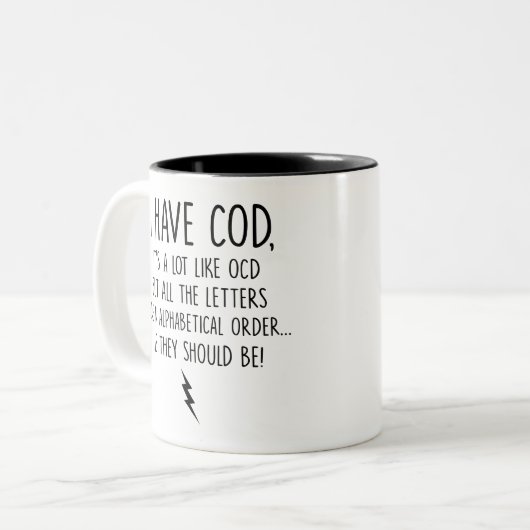 タラはタラに似ているけど全部文字だ ツートーンマグカップ (正面左)