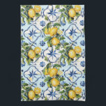 タラベかわいらしラタイルオールオーバープリントレモン キッチンタオル<br><div class="desc">明るいかわいらしタイル地中海のプリントキッチンティータオル。明るい黄色、コバルト、ライトブルー、レモンとポジターノ・イタリアのタイルとリネンのアートのスタイル。スタイル焼き物を愛する人のためのイタリアン実用的な贈り物。(20ozの熱マグカップとエプロンが合う。</div>