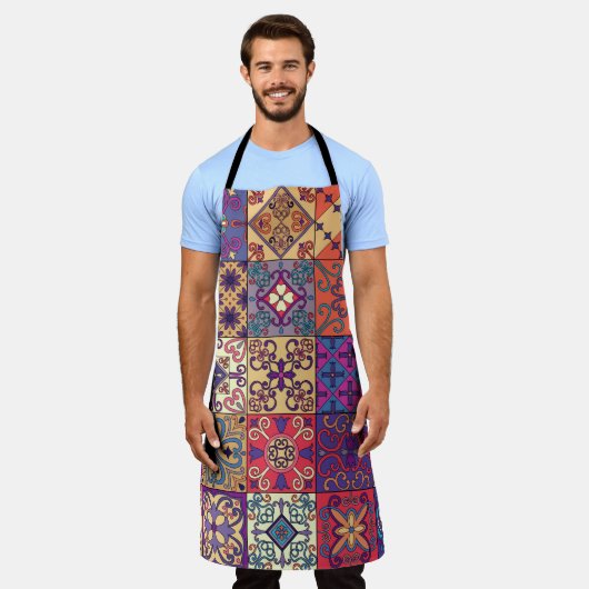 タラベラのポルトガルのタイルを使ったシームレスな模様 エプロン (着用した状態)