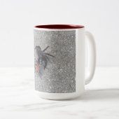 タランチュラ食べ物を与えホークのタランチュラ ツートーンマグカップ (正面右)